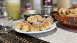 Imagem de pães doces sobre uma mesa na Estadia na Canção Nova / Estedia Thurler